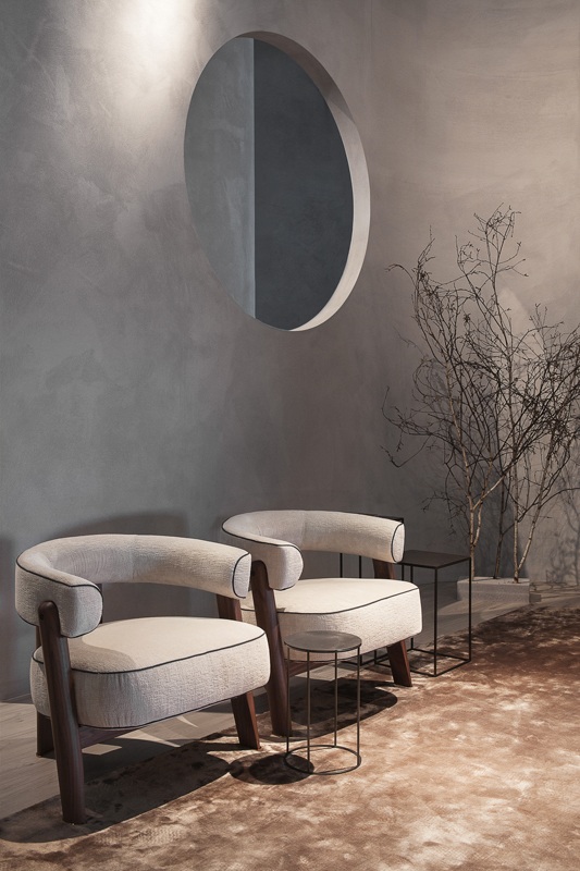 fauteuil en tissu blanc avec bois noyer